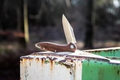 MKM Fara MY01-S Santos Couteau De Poche, Lucas Burnley Design -Couteaux Promotion Boutique MMK MY01 S 20 sfeerfoto